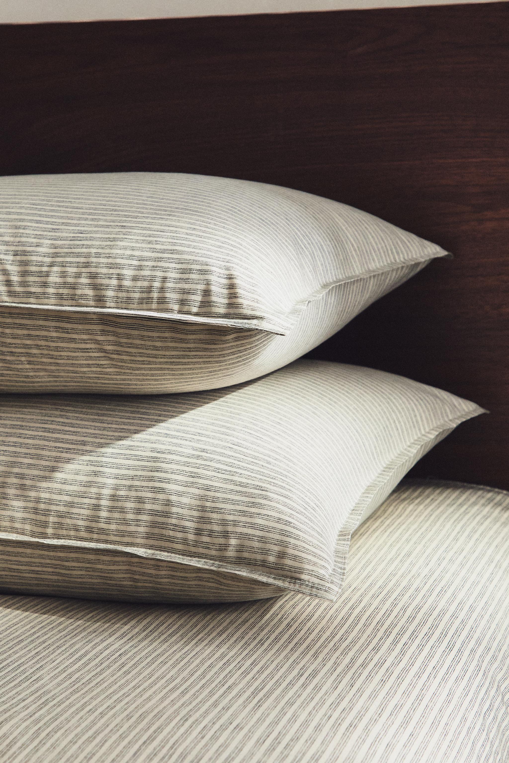 DYED THREAD STRIPED PILLOWCASE